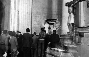 FOTOGRAFÍA ANÓNIMA, EXHUMACIÓN DE LOS RESTOS DE HERNÁN CORTÉS, 1946, AGN