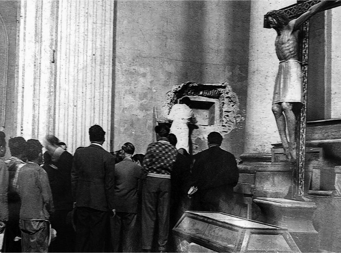 FOTOGRAFÍA ANÓNIMA, EXHUMACIÓN DE LOS RESTOS DE HERNÁN CORTÉS, 1946, AGN