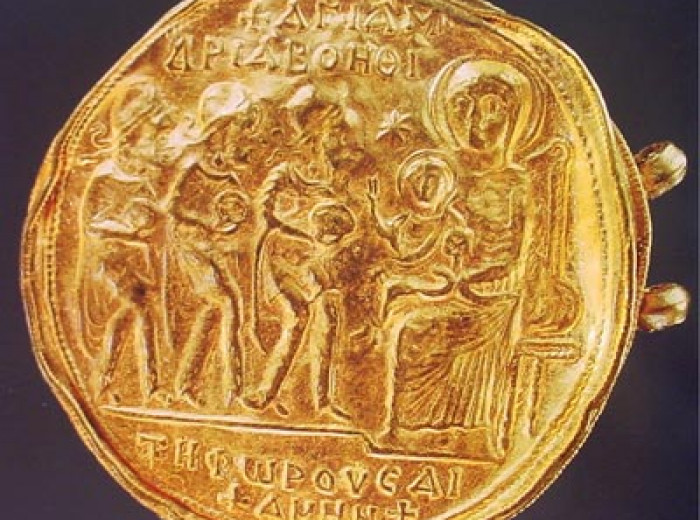 Fíbula o broche de oro del suntuoso Tesoro del Turuñuelo. Medellín (Badajoz)