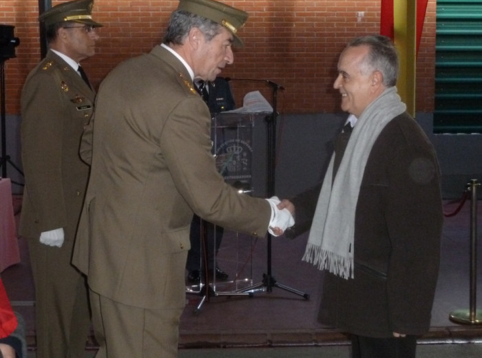 D. Tomás García recibe la distinción del manos del Coronel Delegado de Defensa.