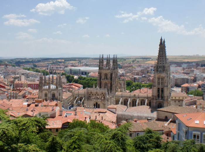 Panorámica de la ciudad de Burgos y de la catedral, desde el castillo.