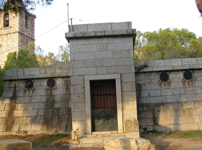 Próximo a lugar, al S. de San MartínCisterna subterránea, al sur de la Iglesia de San Martín, había otra cisterna.