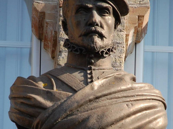 Busto situado en la fachada del Palacio de Hernán Cortés, en Castilleja de la Cuesta.