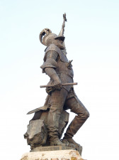 Hernán Cortés en el grupo escultórico de su villa natal.