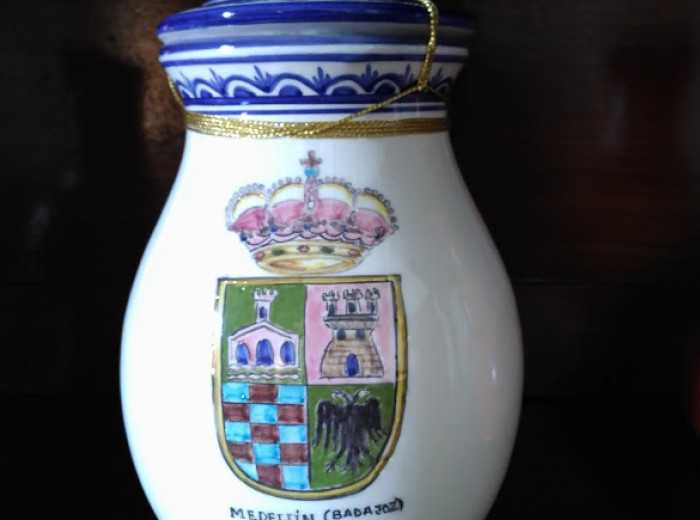 Cerámica con los escudos de Castilleja de la C. y MedellÃ¬n regalado por el Ayto. de Castilleja, con motivo del hermanamiento (decoración posterior)