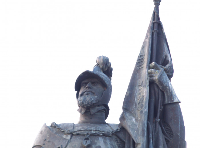 Detalle del busto de la estatua de Cortés en Medellín (España)