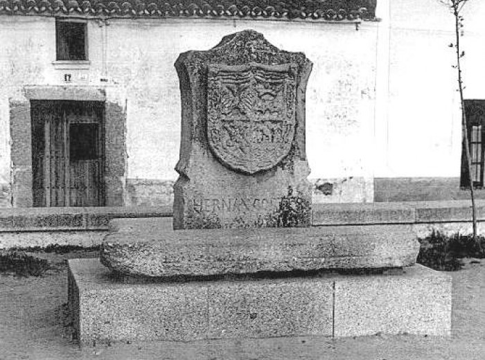 Â«PedestalitoÂ» que señala la habitación donde nació H. Cortés. Medellín, España.
