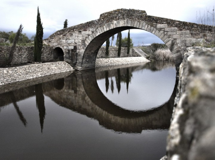 Fotografía artística del puente sobre el Arroyo de Cagánchez.
