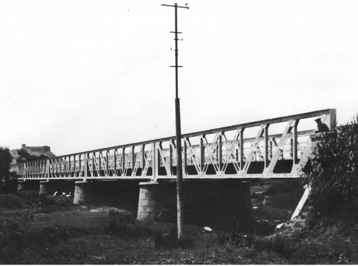 Puente de Hierro. Sobre el río Ortigas, en la C-520 entre Medellín y Don Benito. Sustituido alrededor de 1984).