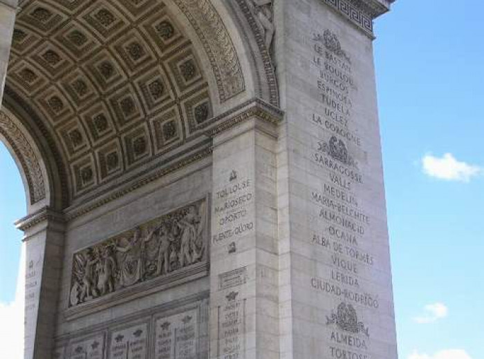 Inscripción de Medellín en el Arco del Triunfo de París.