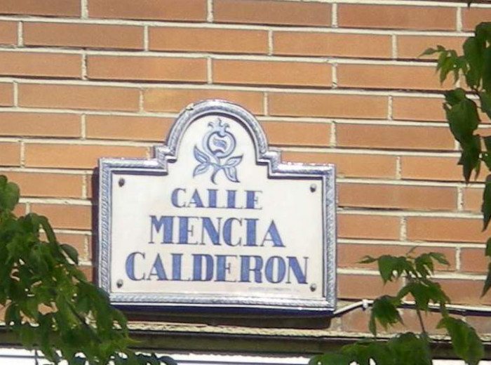 Rótulo de una calle dedicada en Granada a Dª. Mencía Calderón de Sanabria.
